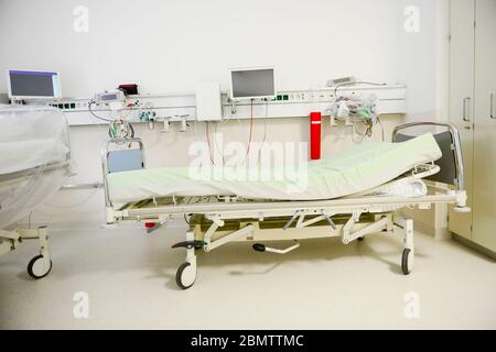 Intensivstation und Trauma-Intensivstation der Notaufnahme des Krankenhauses. Stockfoto