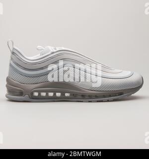 WIEN, ÖSTERREICH - 14. JUNI 2018: Nike Air Max 97 Ultra 17 Platin-Sneaker auf weißem Hintergrund. Stockfoto