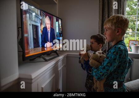 Familie beobachtet Premierminister Boris Johnson, der im nationalen Fernsehen die britische Nation anRede und die Schritte eines "Road Map" aus der Sperrung des Coronavirus aufführt