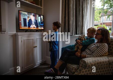 Familie beobachtet Premierminister Boris Johnson, der im nationalen Fernsehen die britische Nation anRede und die Schritte eines "Road Map" aus der Sperrung des Coronavirus aufführt
