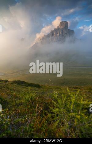 Blick auf die Landschaft und kurvenreiche Straße von der Marmolada Pass bei Sonnenuntergang, Südtirol, Dolomiten, Italien, Europa Stockfoto