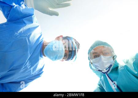 Chirurgen Durchführung Operation im Operationssaal , Ärzteteam gibt erste Hilfe , Ärzte im Krankenhaus, Coronavirus Konzept. Stockfoto