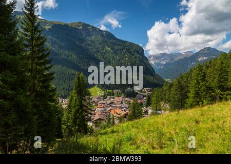 Blick über Canazei vom Pordoi-Pass mit Bergkulisse, Südtirol, Italienische Dolomiten, Italien, Europa Stockfoto