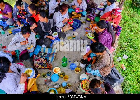 Indien, Westbengalen, Darjeeling, Phubsering Tea Garden, Arbeitermahlzeiten Stockfoto