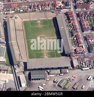 Historische Luftaufnahme des Fratton Park Football Stadium, Heimat des Portsmouth Football Club, bekannt als Pompey, Fratton, Portsmouth, Hampshire, England, Großbritannien Stockfoto