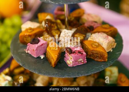 Köstliche östlichen Baklava auf dem Teller in Shisa bar.Tasty türkischen Süßigkeiten mit Zucker, Honig & NUTS.Arabic süßen Desserts mit natürlichen Sirup.Walnuss BA serviert Stockfoto