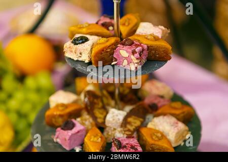 Köstliche süße türkische Baklava Dessert auf Teller in Shisha bar.Exotic östlichen Süßigkeiten mit Honig, Sirup, Pistazien & Haselnüsse serviert.Handmade Arabisch des Stockfoto