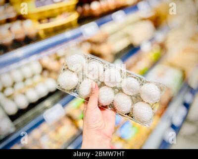 Hände halten ein Set Hühnereier. Supermarkt. Handy-Foto. Stockfoto