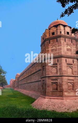 Ein Eckturm und die immense Mauer, die sich in Richtung der Lahori Gate Red Fort Delhi Indien Stockfoto