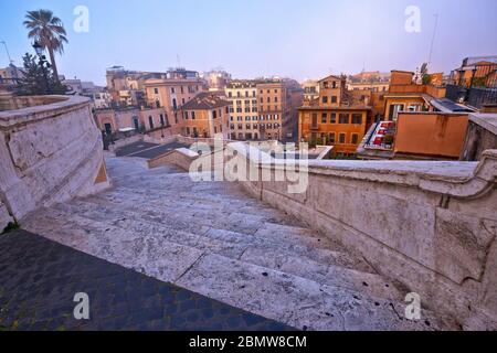 Leere Straßen von Rom. Blick von der Spanischen Treppe, berühmtem Wahrzeichen von Rom, Hauptstadt von Italien Stockfoto