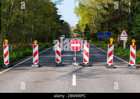 Die Staatsgrenze zwischen Litauen und der russischen Enklave „Königsberg“ in Russland wurde aufgrund von Sanktionen der Europäischen Union mit Stoppschild geschlossen Stockfoto