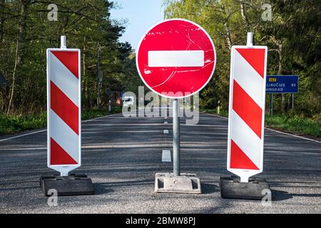 Die Staatsgrenze zwischen Litauen und der russischen Enklave „Königsberg“ in Russland wurde aufgrund von Sanktionen der Europäischen Union mit Stoppschild geschlossen Stockfoto