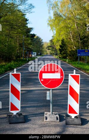 Die Staatsgrenze zwischen Litauen und der russischen Enklave „Königsberg“ in Russland wurde aufgrund von Sanktionen der Europäischen Union mit Stoppschild geschlossen Stockfoto