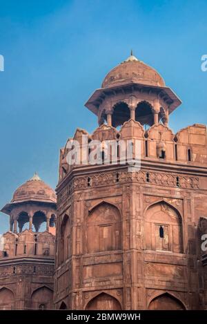 Achteckige Türme über dem Lahore Gate Red Fort Delhi Indien Stockfoto