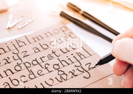 Der Prozess des Lernens Kalligraphie, Handschrift, lateinisches Alphabet Stockfoto