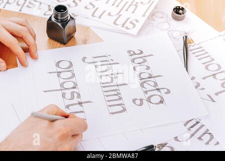 Der Prozess des Lernens Kalligraphie, Handschrift, lateinisches Alphabet, Stift, Tinte Stockfoto