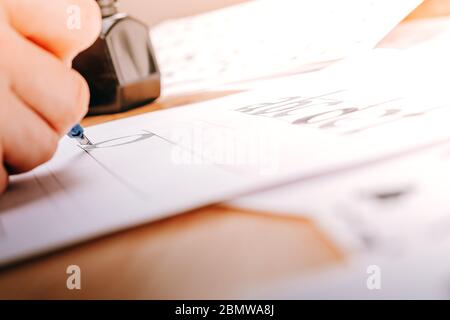 Der Prozess des Lernens Kalligraphie, Handschrift, lateinische Alphabet Text Stockfoto