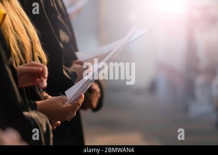 Chor Sängerinnen und Sänger, die Musik und das Singen auf student Tag der Promotion an der Universität, College Diplom Beginn Stockfoto