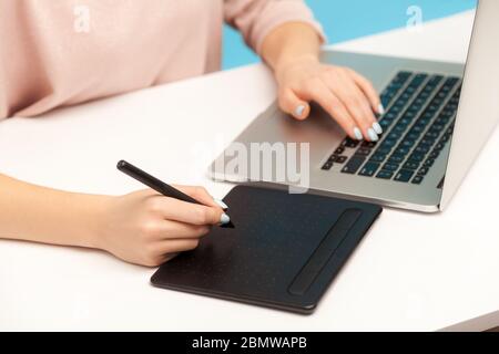 Nahaufnahme von Frau Designer Hände arbeiten auf Grafik-Tablet und Tastatur-Laptop, Zeichnung Skizze mit Stift Stift Stylus professionelle digitale Kunst Bord. Stockfoto