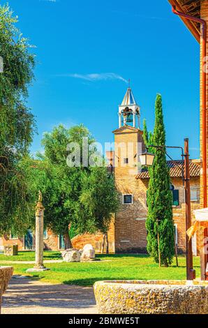 Provincial Museum of Torcello Museo Provinciale di Torcello Gebäude und Attila Throne alten Stein Stuhl auf Torcello Insel in der venezianischen Lagune, Venetien Region, Norditalien, vertikale Ansicht Stockfoto