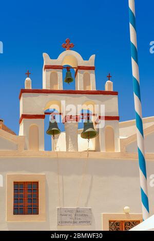 Wunderschöne alte Belfery in Oia, Santorini, cremefarben und rot bemalt gegen einen klaren blauen Himmel an dem sonnigen Tag Stockfoto