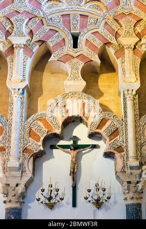 La Mezquita. Die Moschee. Innen. Christliche Kreuzigung Motiv unter maurischen architektonischen Elementen. Cordoba, Provinz Cordoba, Andalusien, Süden Stockfoto