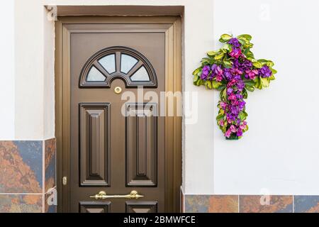 Traditionelle Kreuze, die den 3. Mai in Dia de la Cruz feiern, wo die Menschen während der Zeit hausgemachte bunte und florale Kreuze vor ihre Haustür gestellt haben Stockfoto