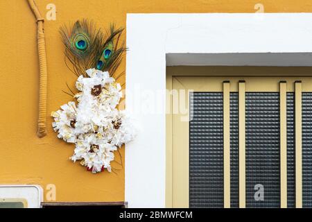 Traditionelle Kreuze, die den 3. Mai in Dia de la Cruz feiern, wo die Menschen während der Zeit hausgemachte bunte und florale Kreuze vor ihre Haustür gestellt haben Stockfoto