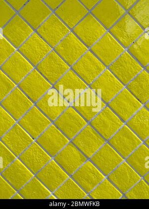 Gelb gefliestes Wandmuster mit strukturierter glasierten Oberfläche Stockfoto