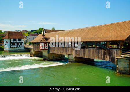 Panoramablick auf die überdachte Holzbrücke über den Fluss Reuss in der Altstadt Bremgarten, Kanton Aargau, Schweiz. Stockfoto