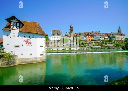 Das Bollhaus an der überdachten Holzbrücke über den Reuss und Panoramablick auf die Altstadt Bremgarten, Kanton Aargau, Schweiz. Diese wichtige BU Stockfoto