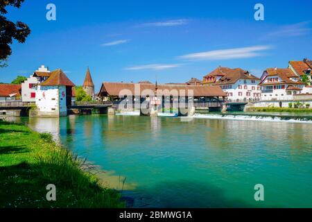 Panoramablick auf die überdachte Holzbrücke über den Fluss Reuss in der Altstadt Bremgarten, Kanton Aargau, Schweiz. Stockfoto