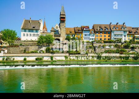 Blick auf Bremgarten und den Muri-Amthof von der Reuss, Kanton Aargau in der Schweiz. Stockfoto