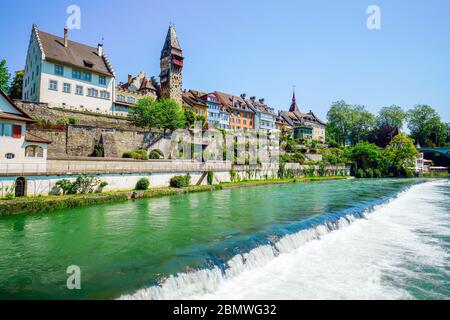 Blick auf Bremgarten und den Muri-Amthof von der Reuss, Kanton Aargau in der Schweiz. Stockfoto