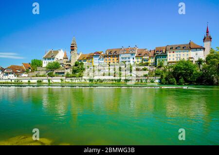 Blick auf Bremgarten und den Muri-Amthof von der Reuss, Kanton Aargau in der Schweiz. Stockfoto