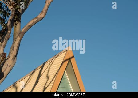 Der obere Teil eines steil abgewinkelten DACHES EINES Rahmenhauses in Australien Stockfoto