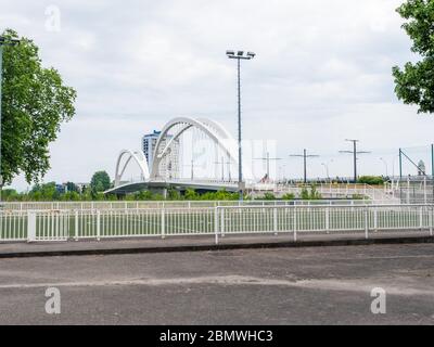 Straßburg, Frankreich - 9. Mai 2020: Fußballplatz mit der geschlossenen Brücke im Hintergrund zwischen Straßburg und Kehl aufgrund der COVID 19 Stockfoto
