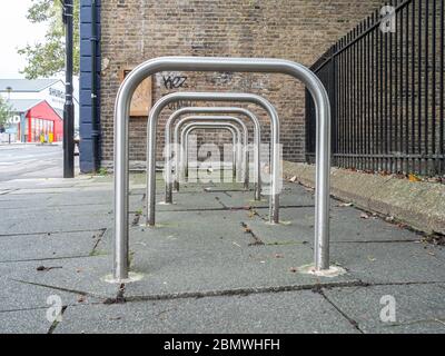 Eine Reihe leerer Sheffield-Fahrradträger steht auf dem Bürgersteig Stockfoto