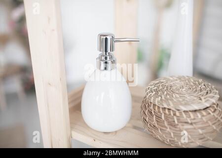 Weißer Seifenspender in einem stilvollen Interieur. Stockfoto