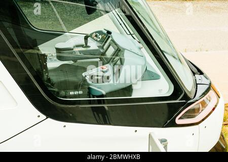 Straßburg, Frankreich - 9. Mai 2020: Innenansicht des Alstom-Straßenbahncockpit mit mehreren Drehknöpfen und großem Display Stockfoto