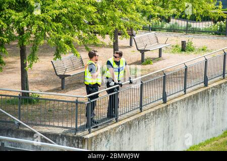 Kehl, Deutschland - 9. Mai 2020: Zwei deutsche Polizeibeamte begutachtten die grüne Parkzone während der COVID 19, Coronavirus-Pandemien Stockfoto