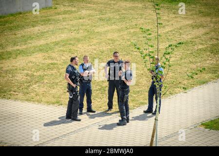 Lehl, Deutschland - 9. Mai 2020: Luftaufnahme der Gruppe der deutschen Polizeibeamten im grünen Park, der die Zone überwacht Stockfoto