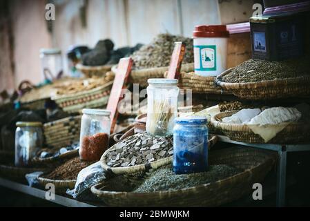 Farben Gerüche und Aromen im Gewürzmarkt Fez, in Marokko Stockfoto