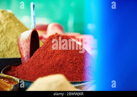 Farben Gerüche und Aromen im Gewürzmarkt Fez, in Marokko Stockfoto