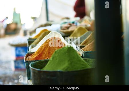 Farben Gerüche und Aromen im Gewürzmarkt Fez, in Marokko Stockfoto