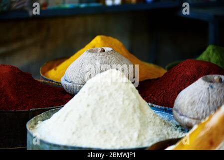 Farben Gerüche und Aromen im Gewürzmarkt Fez, in Marokko Stockfoto