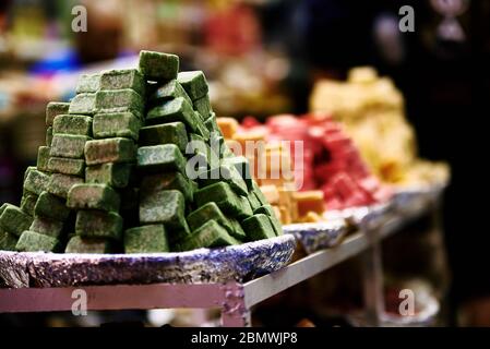 Farben Gerüche und Aromen im Gewürzmarkt Fez, in Marokko Stockfoto