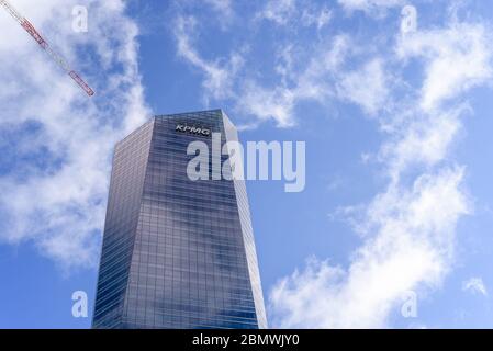 Madrid, Spanien - 10. Mai 2020: Flache Ansicht des Bürogebäudes in der Stadt Madrid gegen blauen Himmel. KPMG-Gebäude in Cuatro Torres Finanzdistr Stockfoto