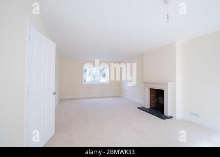 Innenansicht Der Wunderschönen Lounge Wohnholz Mit Kamin Und Holzofen Im Neuen Familienhaus Stockfoto