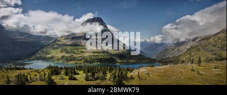 Bearhat Mountain (8,689 Fuß (2,648 m) liegt in der Lewis Range, Glacier National Park im US-Bundesstaat Montana. Stockfoto